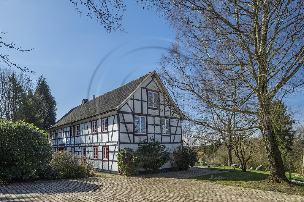 Wermelskirchen-Mittelberg, historisches Fachwerkhaus anno 1798 im Stadtteil Mittelberg bei Wermelskichen Dhuenn; Wermelskirchen-Mittelberg, historical framework house anno Domini 1798.