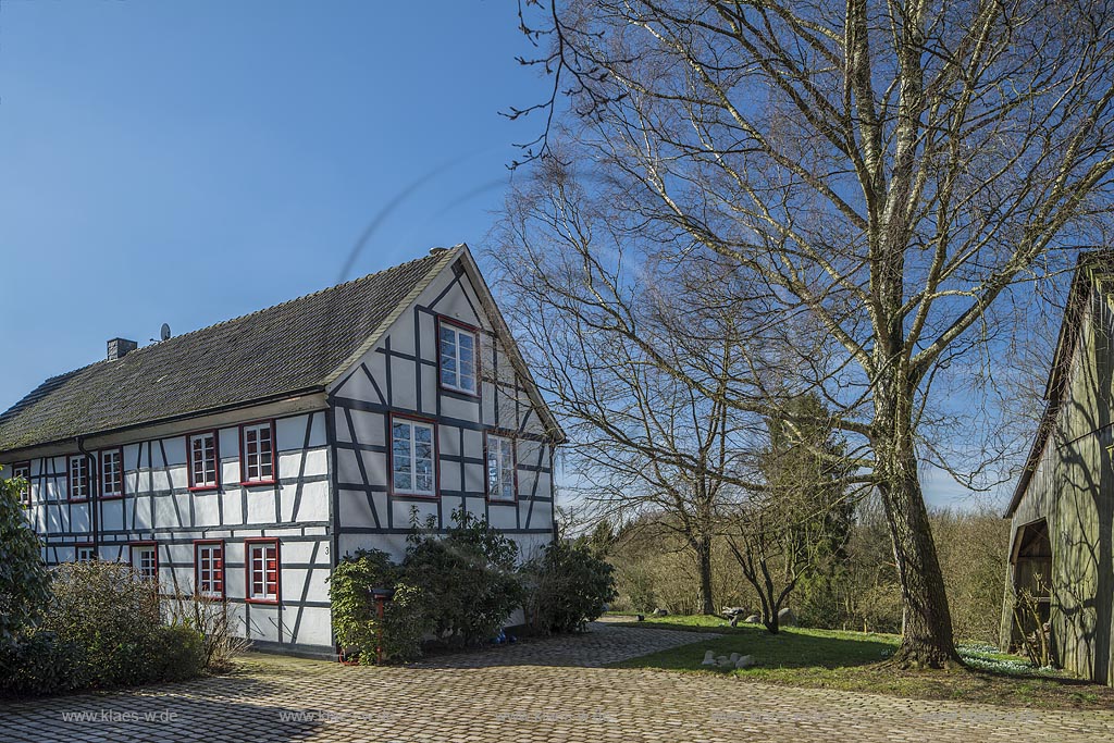 Wermelskirchen-Mittelberg, historisches Fachwerkhaus anno 1798 im Stadtteil Mittelberg bei Wermelskichen Dhuenn; Wermelskirchen-Mittelberg, historical framework house anno Domini 1798.