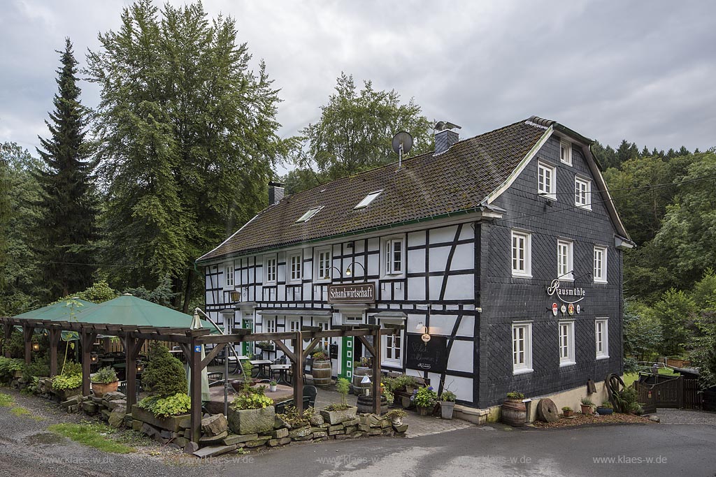 Wermelskirchen, Rausmuehle, Blick auf das Schiefer, Fachwerkhaus,  Restaurant, Kaffee Rausmuehle im Sommer mit bedecktem Himmel. Wermelskirchen, Rausmuehle, with a view to the Slate House, Half-Timber House, Restaurant Rausmuehle in the Summer with a dark sky.