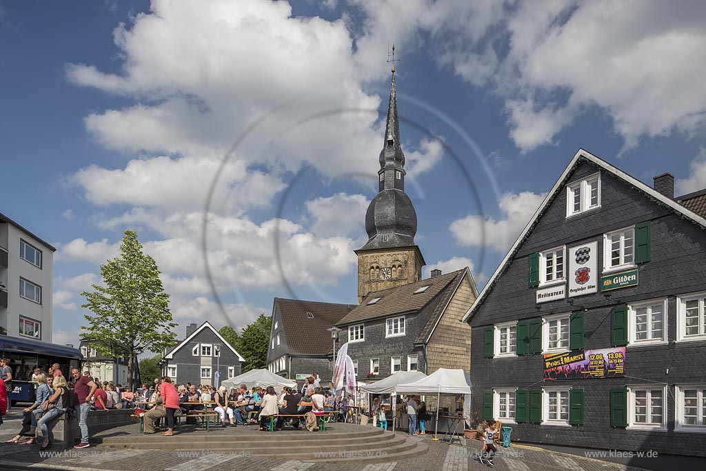 Wermelskirchen, Blick ueber den Markt zum romanischen Turm der Stadtkirche mit Publikum waehrend der Veranstaltung "Rock am Markt"; Wermelskirchen, view over "Markt" onto Romance steeple of Citychurch with public during the event "Rock am Markt".