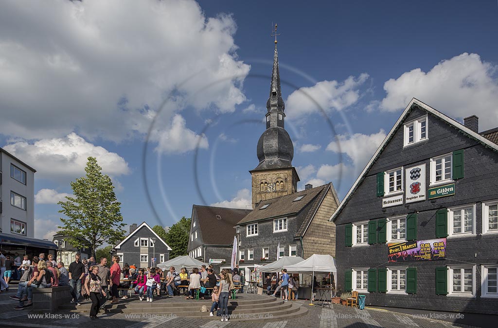 Wermelskirchen, Blick ueber den Markt zum romanischen Turm der Stadtkirche mit Publikum waehrend der Veranstaltung "Rock am Markt"; Wermelskirchen, view over "Markt" onto Romance steeple of Citychurch with public during the event "Rock am Markt".