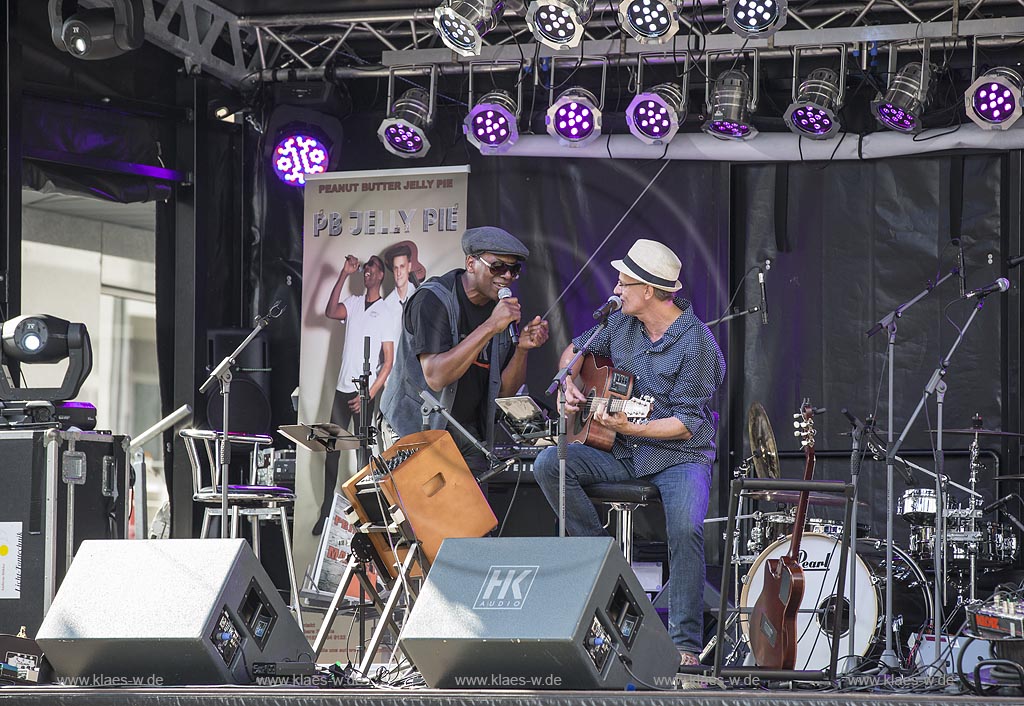 Wermelskirchen, Blick zur Buehne mit dem Duo PB JELLY PIE mit Saenger Tim Francis links und Gitarrist/Saenger Bernd Uthoff waehrend der Veranstaltung "Rock am Markt"; Wermelskirchen, view onto stage with duo PB JELLY PIE during the event "Rock am Markt".