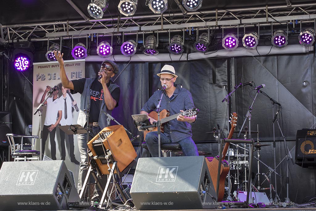 Wermelskirchen, Blick zur Buehne mit dem Duo PB JELLY PIE mit Saenger Tim Francis links und Gitarrist/Saenger Bernd Uthoff waehrend der Veranstaltung "Rock am Markt"; Wermelskirchen, view onto stage with duo PB JELLY PIE during the event "Rock am Markt".