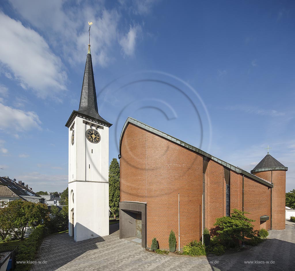 Wermelskirchen, Innenstadt, Blick auf die Katholische Kirche St Michael im Sommer mit blauem Himmel und Wolken. Wermelskirchen City, with a view to the Catholic Church in the Summer with blue Sky and Clouds.