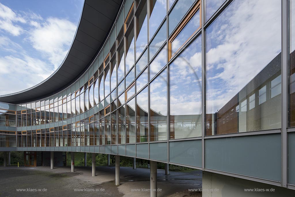 Wermelskirchen, Staedtisches Gymnasium, Blick auf Fensterfront mit Wolkenspiegelung des staedtischen Gymnasium. Wermelskirchen, State Gymnasium, With a view to the window mirroring with clouds at the State Gymnasium.