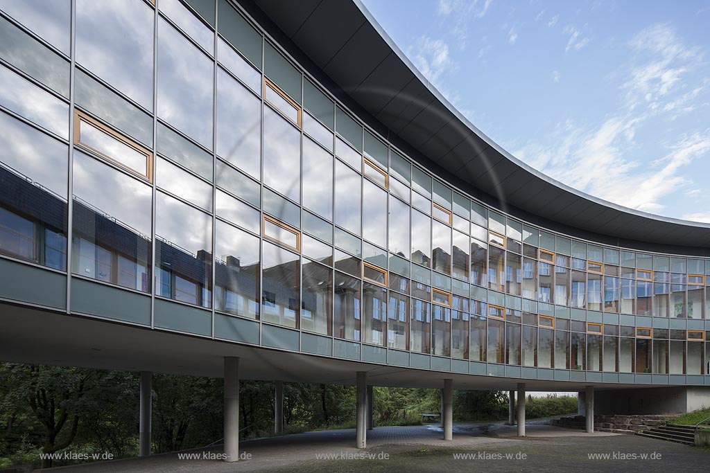 Wermelskirchen, Staedtisches Gymnasium, Blick auf Fensterfront mit Wolkenspiegelung des staedtischen Gymnasium. Wermelskirchen, State Gymnasium, With a view to the window mirroring with clouds at the State Gymnasium.