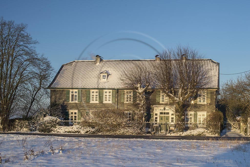 Wermelskirchen-Stumpf, Bergisches Schieferaus aus dem jahre 1824 im Licht der aufgehenden Sonne; Wermelskirchen Stumpf, old "Bergisch" framework house split into thin sheet during sunup.