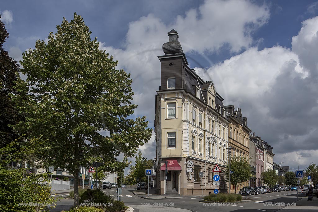 Wermelskirchen, Blick auf die Thomas-Mann-Strasse mit Wolkenhimmel; Wermelskirchen, streetview with clouded sky.