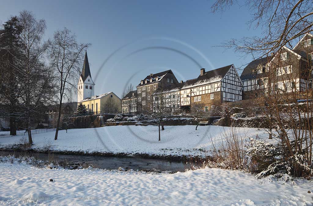 Wiehl Blick ueber den Fluss Wiehl Richtung Stadtzentrum mit der evangelischen Pfarrkirche und den restaurierten typischen Bergischen Fachwerkhaeusern im Winter; Wiehl view over the River Wiehl to protestant church and restored, typical Bergische half-timbered houses of the city center in Winter   