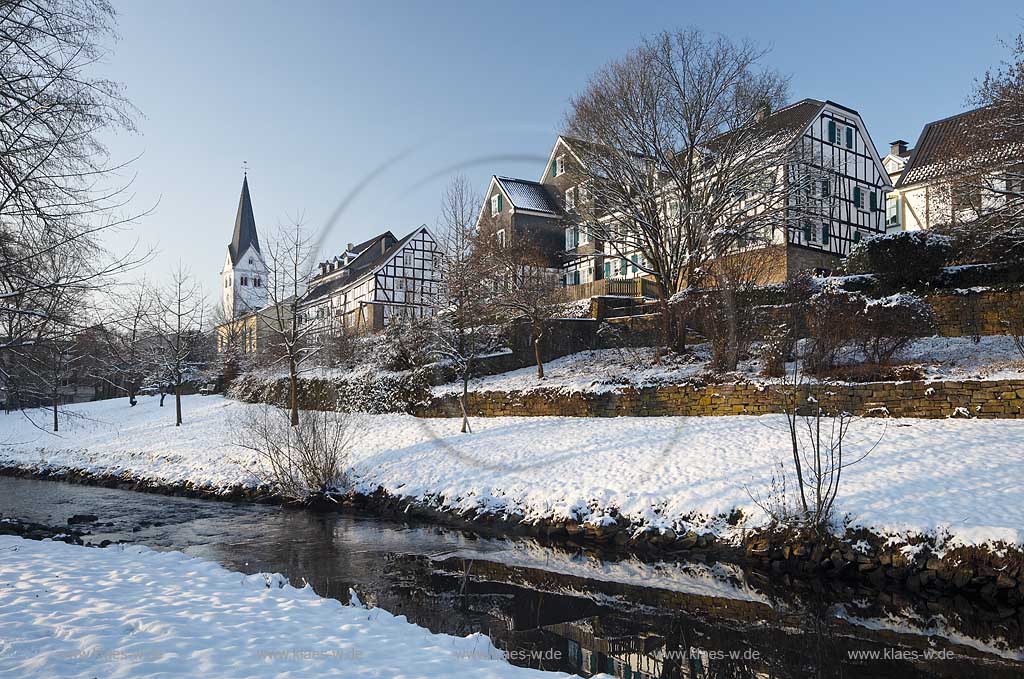 Wiehl Blick ueber den Fluss Wiehl Richtung Stadtzentrum mit der evangelischen Pfarrkirche und den restaurierten typischen Bergischen Fachwerkhaeusern im Winter; Wiehl view over the River Wiehl to protestant church and restored, typical Bergische half-timbered houses of the city center in Winter   