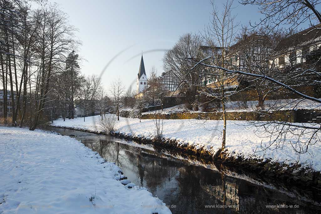 Wiehl Blick ueber den Fluss Wiehl Richtung Stadtzentrum mit der evangelischen Pfarrkirche und den restaurierten typischen Bergischen Fachwerkhaeusern im Winter; Wiehl view over the River Wiehl to protestant church and restored, typical Bergische half-timbered houses of the city center in Winter   