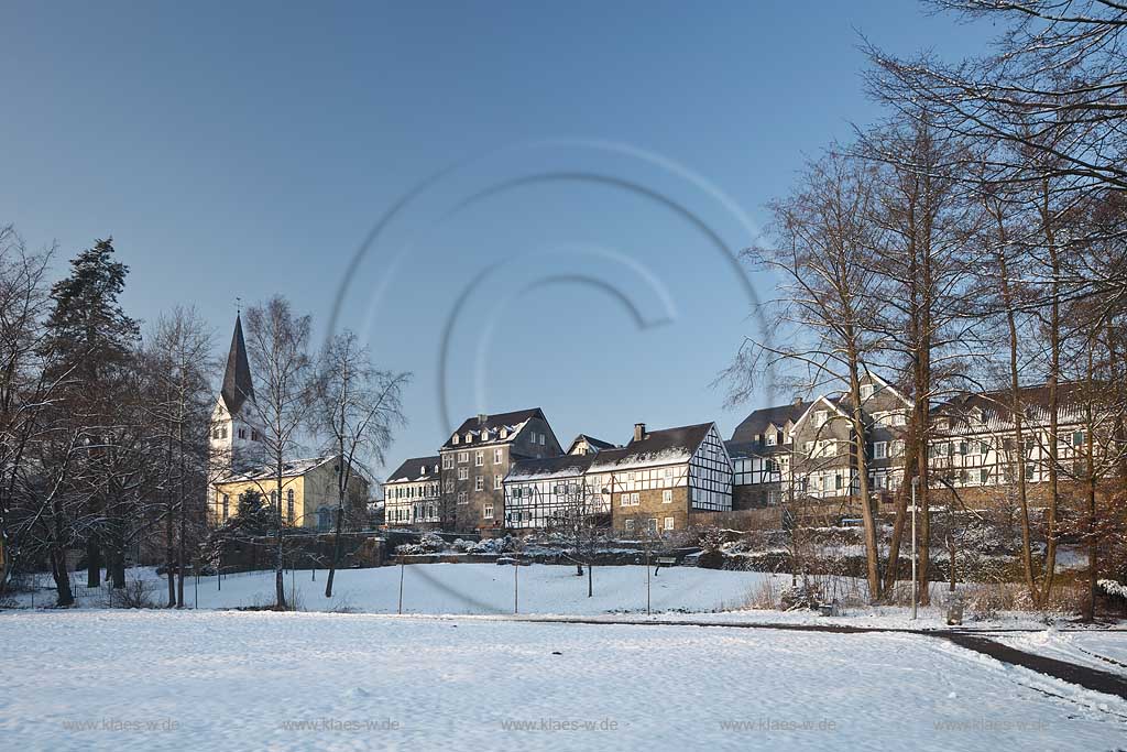 Wiehl Blick Richtung Stadtzentrum mit der evangelischen Pfarrkirche und den restaurierten typischen Bergischen Fachwerkhaeusern im Winter; Wiehl view to protestant church and restored, typical Bergische half-timbered houses of the city center in winter 