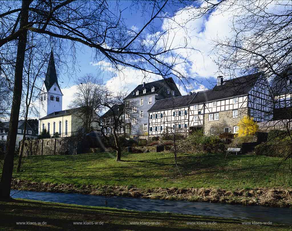 Wiehl, Oberbergischer Kreis, Bergisches Land, Regierungsbezirk Kln, Blick ber, ueber Fluss Wiehl auf Ort mit Kirche 