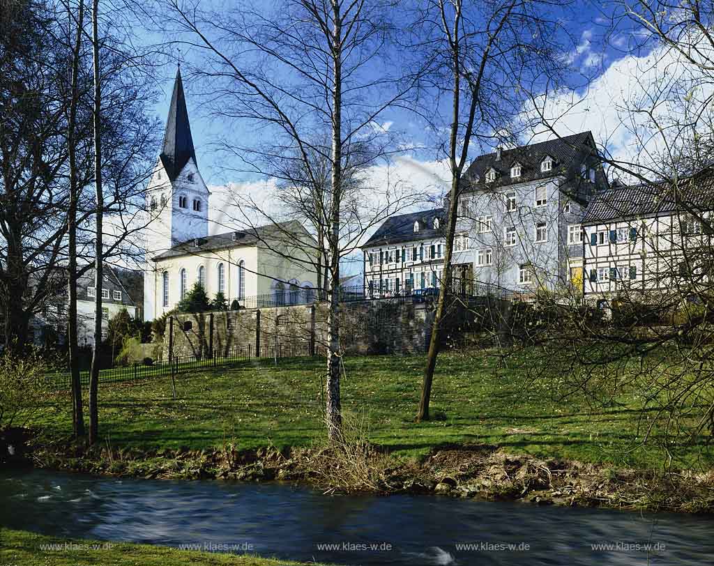 Wiehl, Oberbergischer Kreis, Bergisches Land, Regierungsbezirk Kln, Blick ber, ueber Fluss Wiehl auf Ort mit Kirche 