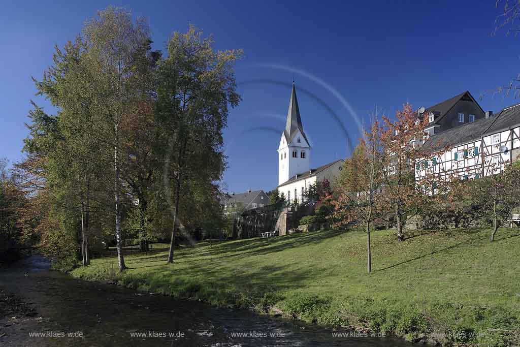 Wiehl, Oberbergischer Kreis, Bergisches Land, Regierungsbezirk Kln, Blick ber, ueber Fluss Wiehl auf Pfarrkirche in Herbststimmung  