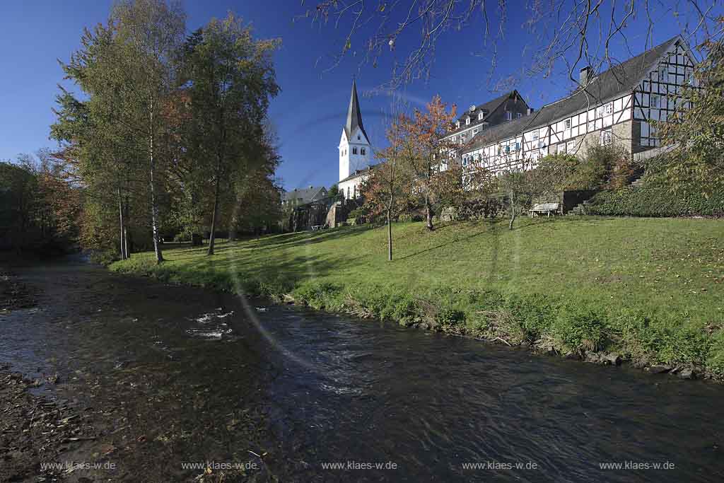 Wiehl, Oberbergischer Kreis, Bergisches Land, Regierungsbezirk Kln, Blick ber, ueber Fluss Wiehl auf Pfarrkirche in Herbststimmung  