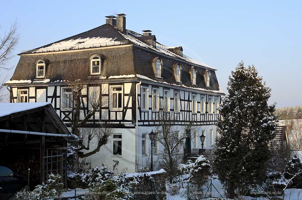 Wiehl Kleinfischbach historisches Fachwerkahus Vogtei mit Walmdach im Winter Abendsonne; Wiehl Kleinfischbach historical half timbered bailiwick in evening sunset light