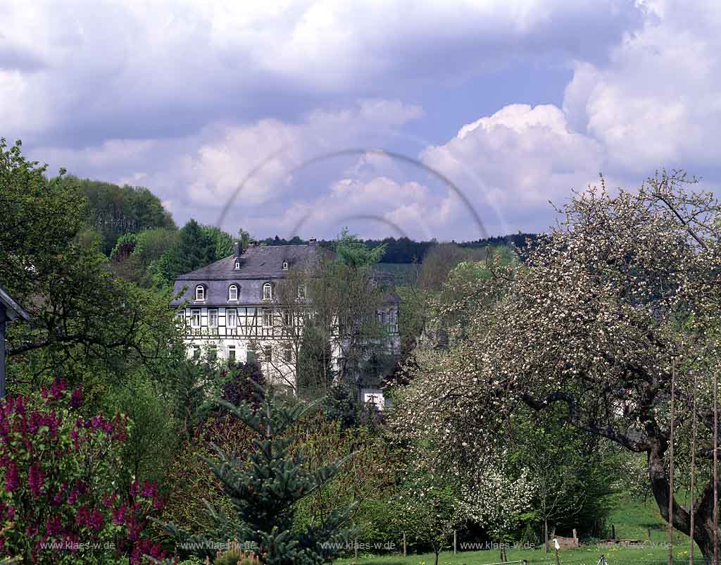 Kleinfischbach, Wiehl, Oberbergischer Kreis, Bergisches Land, Regierungsbezirk Kln, Blick auf alte Vogtei, Fachwerkhaus in Frhlingslandschaft, Fruehlingslandschaft  