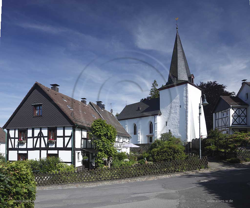 Wiehl Marienhagen, die mittelalterliche evangelische Kirche Marienhagen wird zu den Bunten Kerken gezaehlt, der Wetrum zaehlt zu den romanisch, verputzten Bruchsteintrmen des Oberbergischen Landes, sie ist von alten bergischen Fachwerkhaeusern umgeben; Wiehl-Marienhagen, the mediaeval  evangelic curch Marienhagen, the tower is a Romanic building of the Oberbergsiche Land