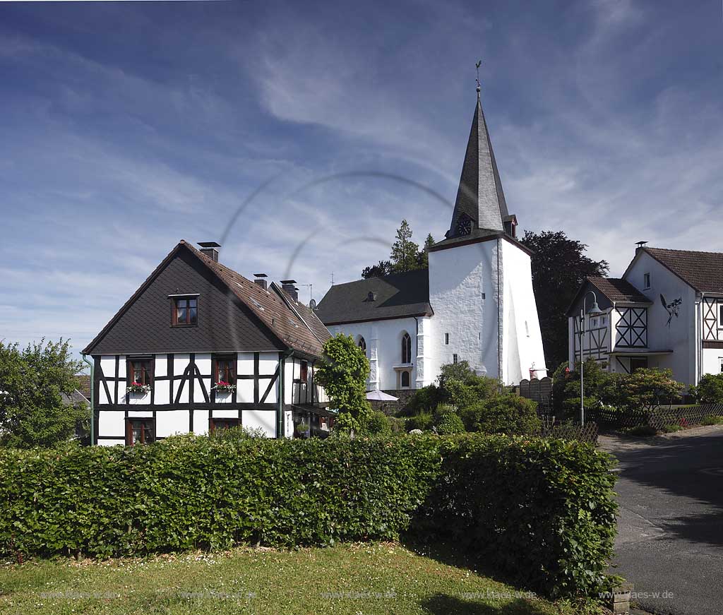 Wiehl Marienhagen, die mittelalterliche evangelische Kirche Marienhagen wird zu den Bunten Kerken gezaehlt, der Wetrum zaehlt zu den romanisch, verputzten Bruchsteintrmen des Oberbergischen Landes, sie ist von alten bergischen Fachwerkhaeusern umgeben; Wiehl-Marienhagen, the mediaeval  evangelic curch Marienhagen, the tower is a Romanic building of the Oberbergsiche Land