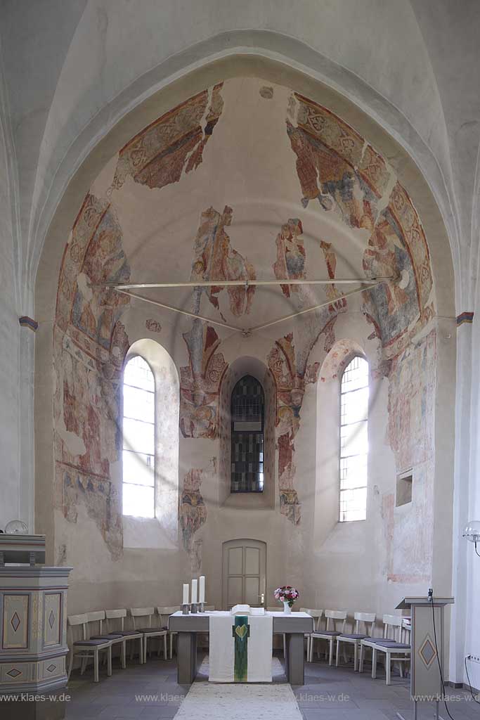 Wiehl Marienhagen, die mittelalterliche evangelische Kirche Marienhagen wird zu den Bunten Kerken gezaehlt, hier sieht man den Chorbereich der Kirche; Wiehl-Marienhagen, the mediaeval  evangelic curch Marienhagen, here you see the choir