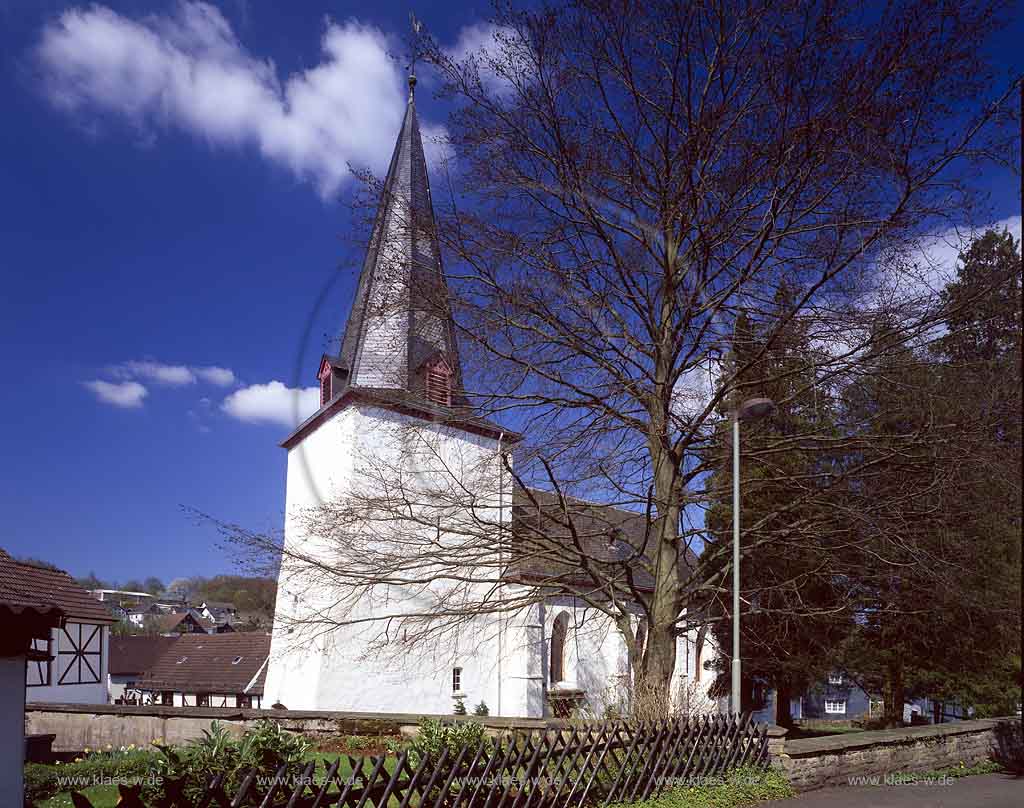 Marienhagen, Wiehl, Oberbergischer Kreis, Bergisches Land, Regierungsbezirk Kln, Blick auf Bonte Kerke, Bunte Kirche, Kirche im Herbst