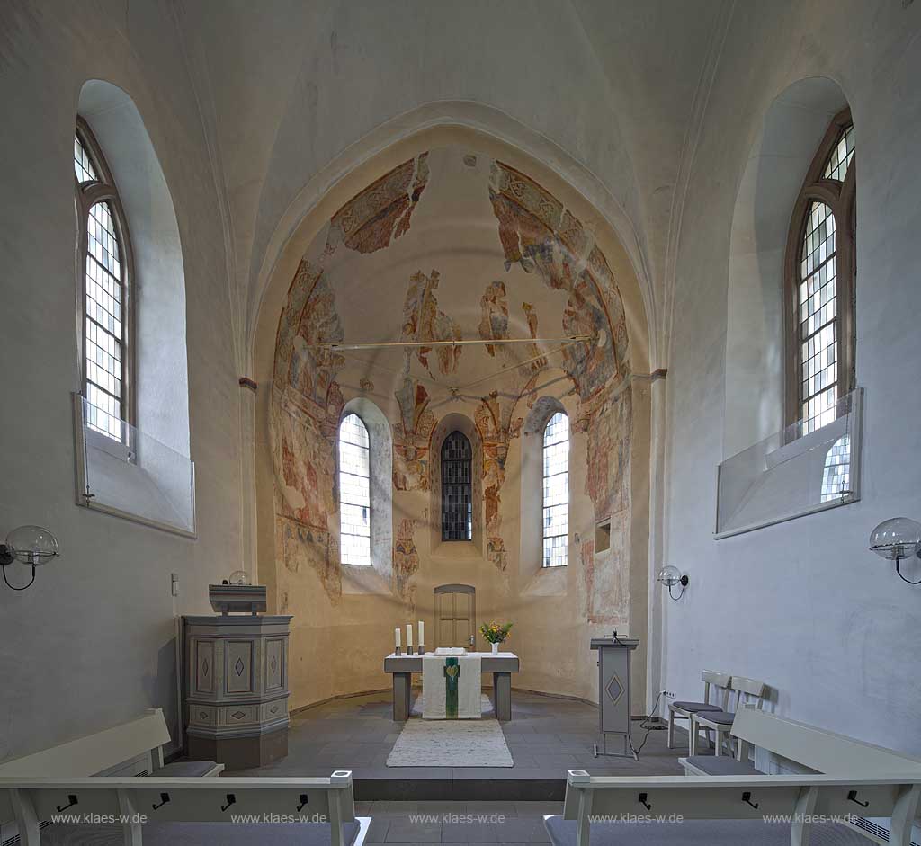 Wiehl Marienhagen, die mittelalterliche evangelische Kirche Marienhagen wird zu den Bunten Kerken gezaehlt, hier sieht man den Chorbereich der Kirche; Wiehl-Marienhagen, the mediaeval  evangelic curch Marienhagen, here you see the choir