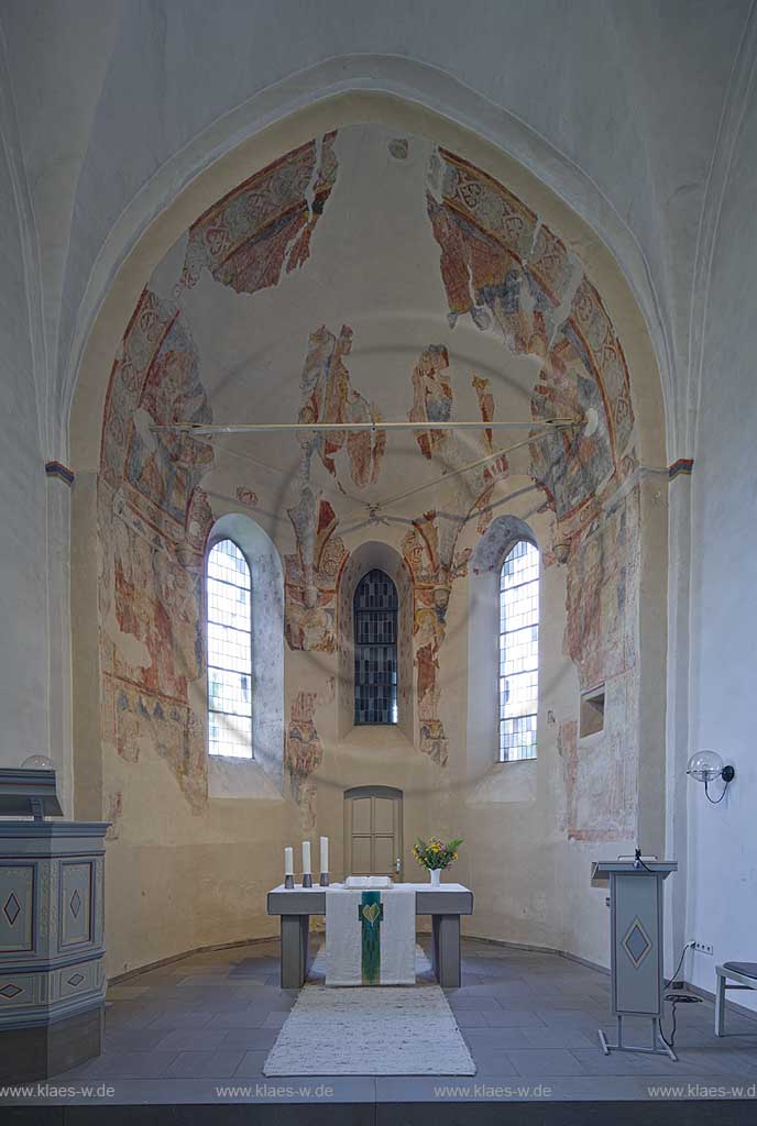 Wiehl Marienhagen, die mittelalterliche evangelische Kirche Marienhagen wird zu den Bunten Kerken gezaehlt, hier sieht man den Chorbereich der Kirche; Wiehl-Marienhagen, the mediaeval  evangelic curch Marienhagen, here you see the choir