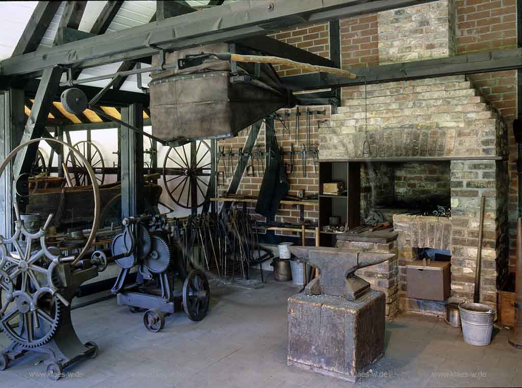 Wiehl, Oberbergischer Kreis, Bergisches Land, Regierungsbezirk Kln, Blick in Museum Achse, Rad und Wagen auf historische Schmiede