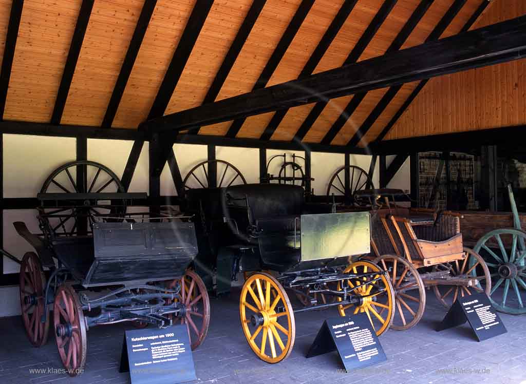 Wiehl, Oberbergischer Kreis, Bergisches Land, Regierungsbezirk Kln, Blick in Museum Achse, Rad und Wagen, Blick auf Historische Kutschen 