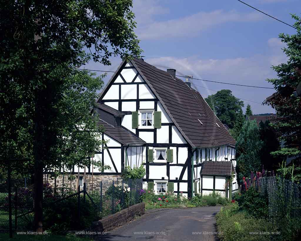 Oberwiehl, Wiehl, Oberbergischer Kreis, Bergisches Land, Regierungsbezirk Kln, Blick auf Fachwerkhaus im Sommer