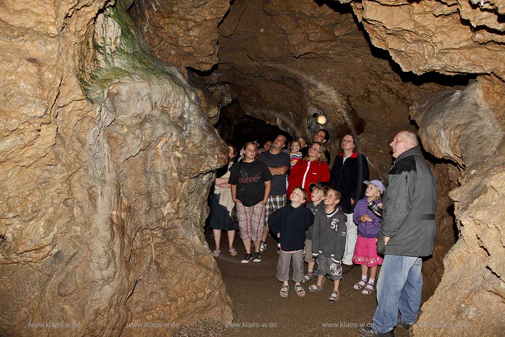 Wiehl Tropfsteinhoehle, Innenansicht mit einer Fuerhung; Wiehl flowstone cave interior view with visitor, public