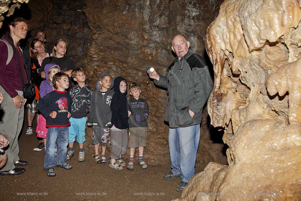 Wiehl Tropfsteinhoehle, Innenansicht mit einer Fuerhung; Wiehl flowstone cave interior view with visitor, public