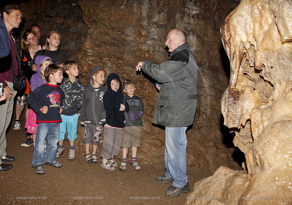 Wiehl Tropfsteinhoehle, Innenansicht mit einer Fuerhung; Wiehl flowstone cave interior view with visitor, public