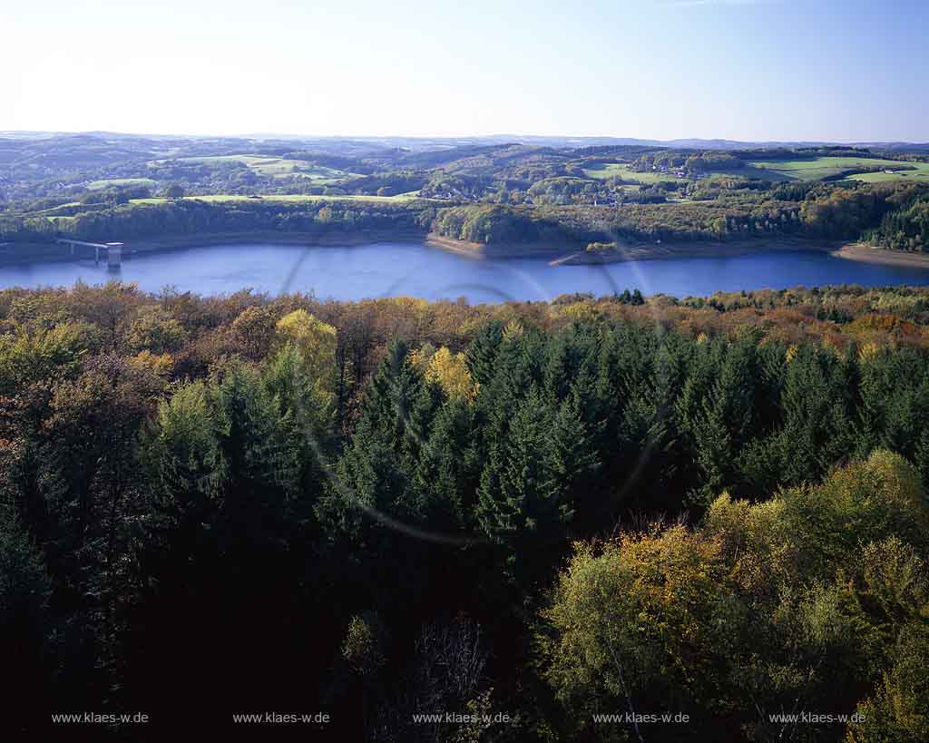 Wiehltalsperre, Reichshof, Gummersbach, Oberbergischer Kreis, Bergisches Land, Blick auf Talsperre und Landschaft vom Aussichtsturm 