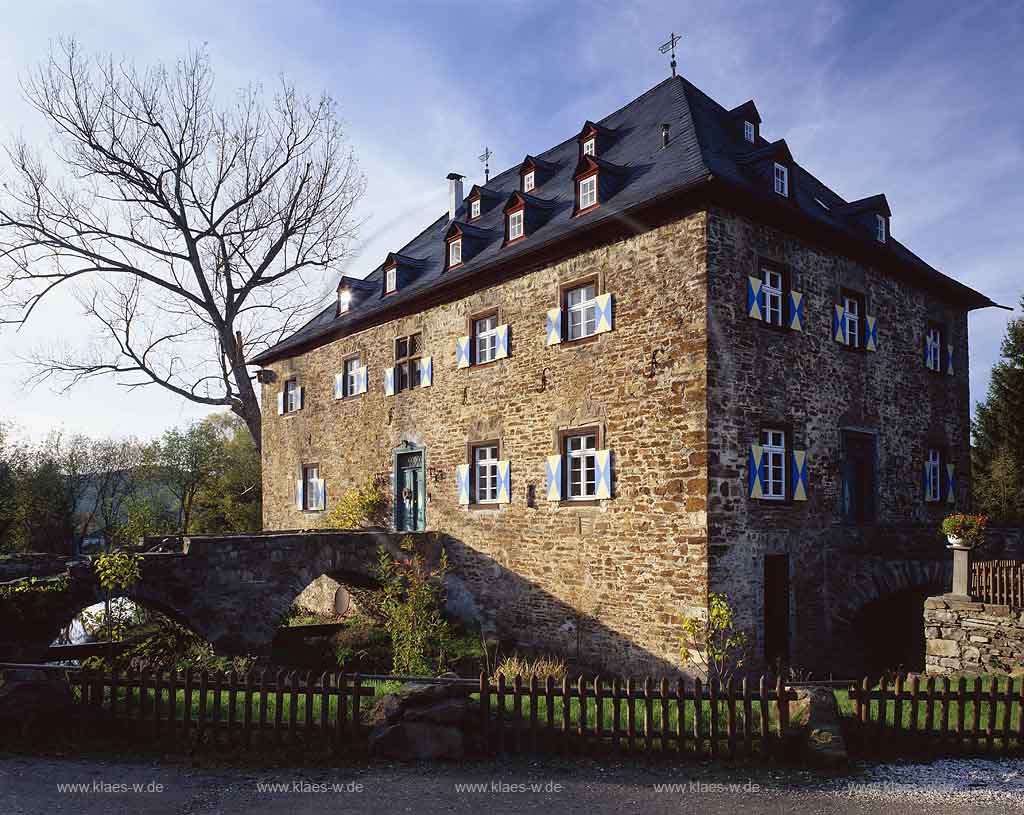 Windeck, Mauel, Rhein-Sieg-Kreis, Regierungsbezirk Kln, Koeln, Blick auf Burg, Wasserburg Mauel, Grauwacke-Bruchsteinbau mit Steinbruecke, Steinbrcke