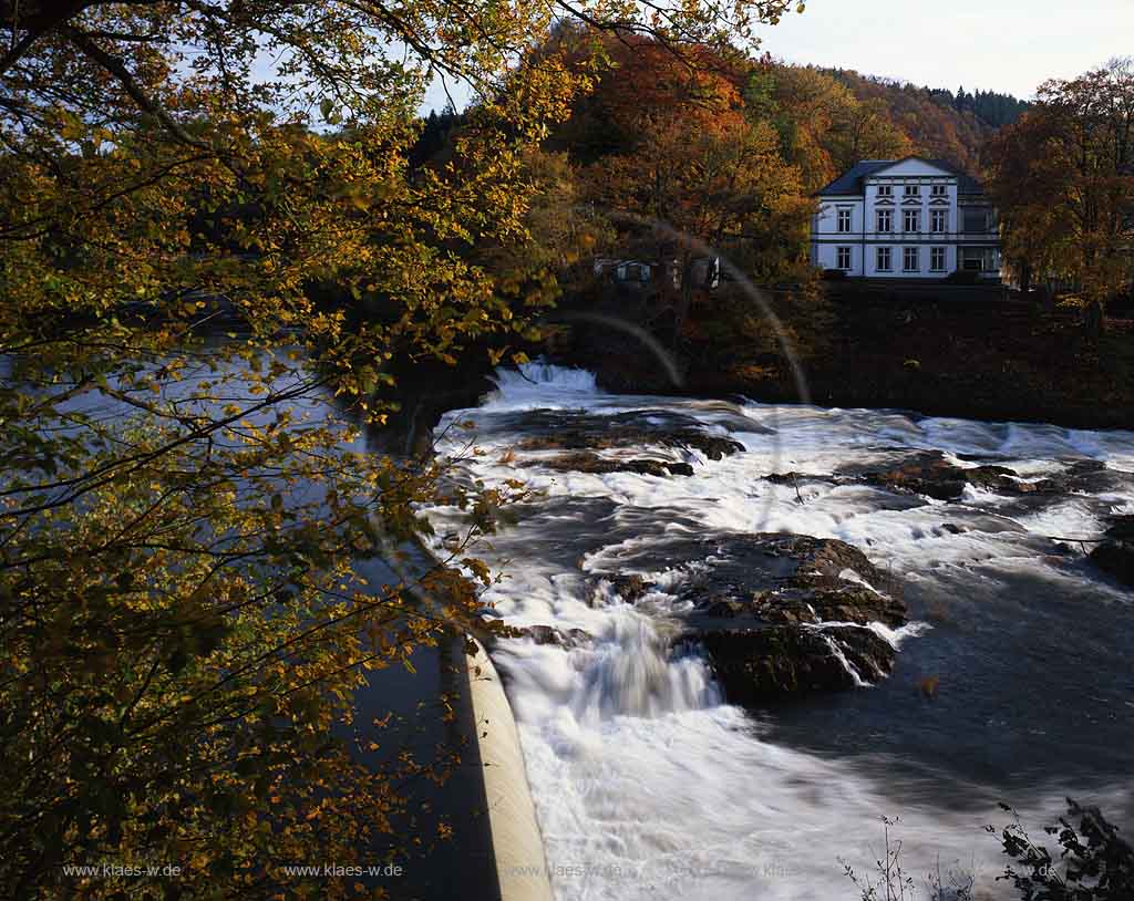 Schladern, Windeck, Rhein-Sieg-Kreis, Blick auf Sieg, Siegfall in Herbstlandschaft 