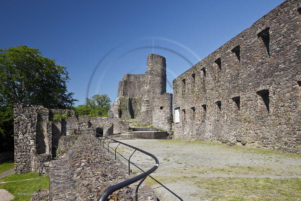 Windeck Alt Altwindeck, Blick auf die Aussenmauern der burgruine Windeck; view to the wall of the ruin of castle Windek