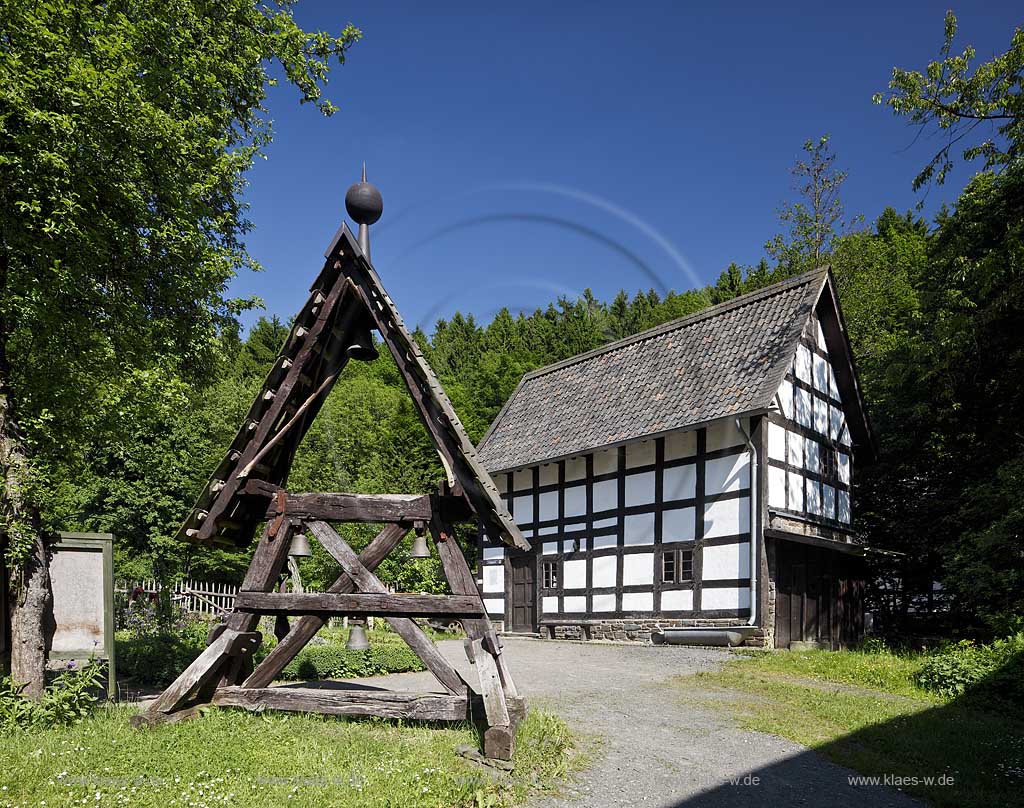 Windeck Alt Altwindeck, Heimatmusen Museumsdorf Alt Windeck, Blick auf ein kleines Glockenhaus und Fachwerkhaus; museum of local history interior view on a bell house and an old frame house