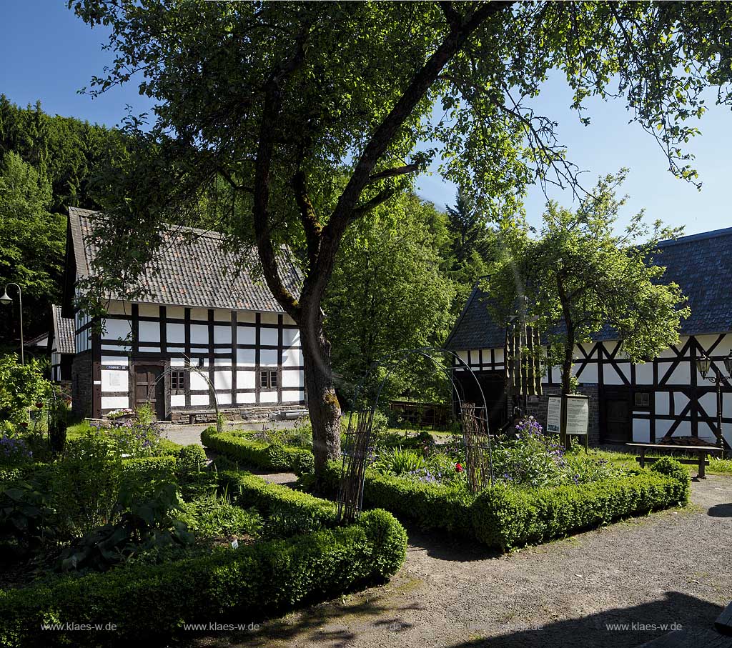 Windeck Alt Altwindeck, Heimatmusen Museumsdorf Alt Windeck, Blick auf einen kleinen Park und Fachwerkhaeuser; museum of local history interior view on a little park and  old frame houses