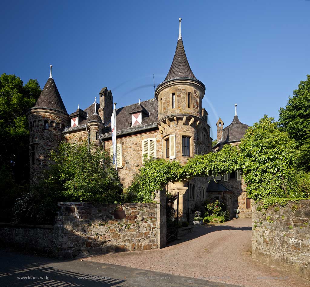 Windeck Dattenfeld, Blick auf Burg Dattenfeld mit Torbogen Eingang, view to castle Dattenfeld with an archway