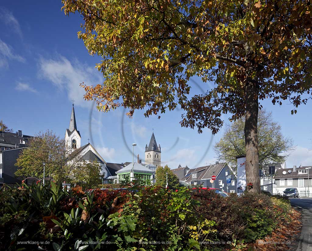 Wipperfuerth, Blick vom Surgeres Platz zur evangelischen Kirche vorne links und St. Nikolaus Kirchturm hinten rechts; Wipperfuerth, view from Surgeres square to evangelic church front left and St. Nicolas churchs steeple rear, right side