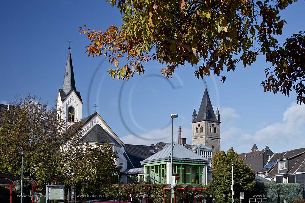 Wipperfuerth, Blick vom Surgeres Platz zur evangelischen Kirche vorne links und St. Nikolaus Kirchturm hinten rechts; Wipperfuerth, view from Surgeres square to evangelic church front left and St. Nicolas churchs steeple rear, right side