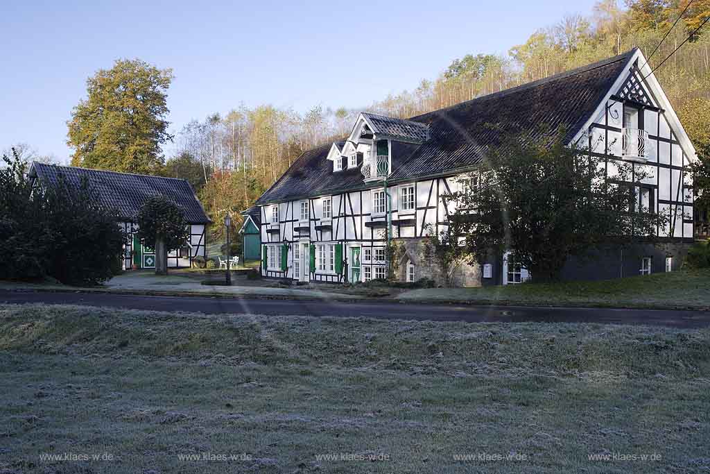 Wipperfuerth, Wipperfrth, Oberbergischer Kreis, Bergisches Land, Regierungsbezirk Kln, Blick auf Joergensmuehle, Jrgensmhle, Fachwerkhaus in Raureifstimmung