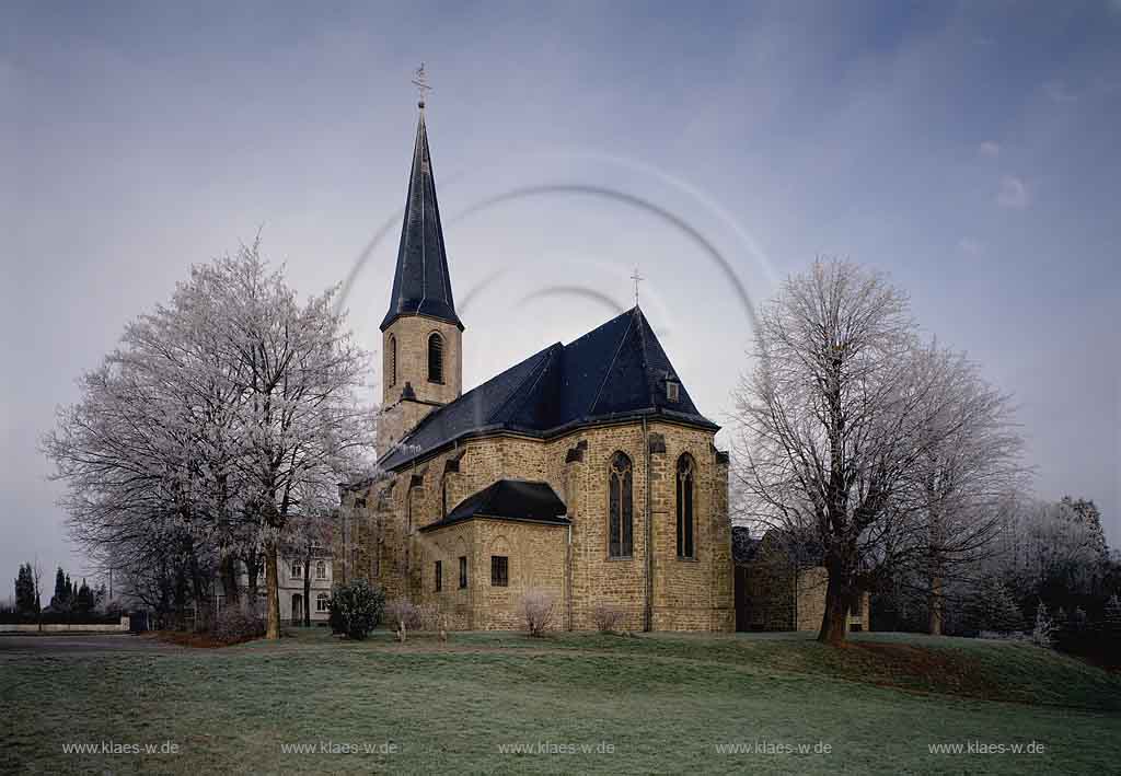 Kreuzberg, Wipperfrth, Wipperfuerth, Oberbergischer Kreis, Bergisches Land, Regierungsbezirk Kln, Blick auf Pfarrkirche in Raureifstimmung, Raureiflandschaft   