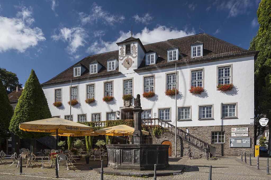 Wipperfuerth, Blick auf das Rathaus mit dem Marktbrunnen; Wipperfuerth, view to the town hall with fountain.