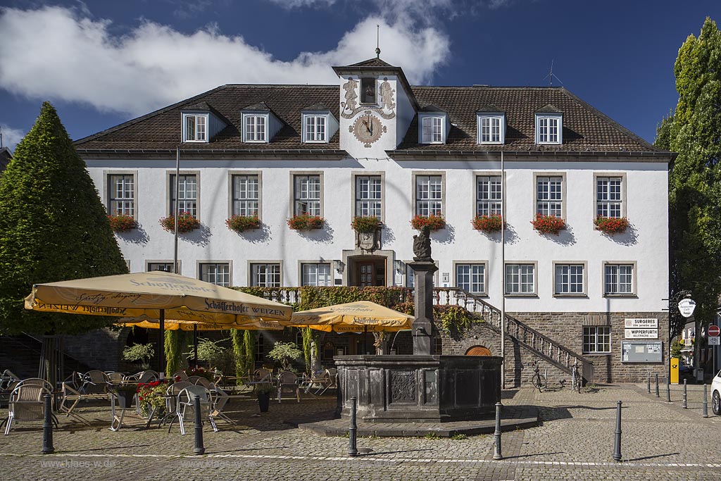 Wipperfuerth, Blick auf das Rathaus mit dem Marktbrunnen; Wipperfuerth, view to the town hall with fountain.