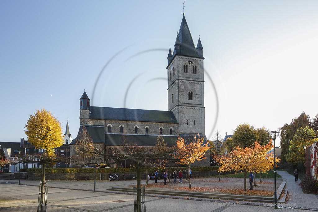 Wipperfuerth, Kirche St. Nikolaus, sie ist eine dreischiffige Pfeilerbasilika; Wipperfuerth, church St. Nikolaus.