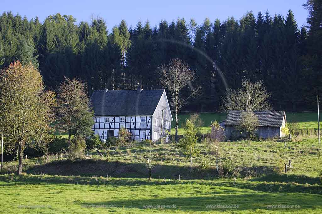 Mittelschwarzen, Wipperfeld, Wipperfuerth, Wipperfrth, Oberbergischer Kreis, Bergisches Land, Regierungsbezirk Kln, Blick auf Fachwerkhaus und Landschaft