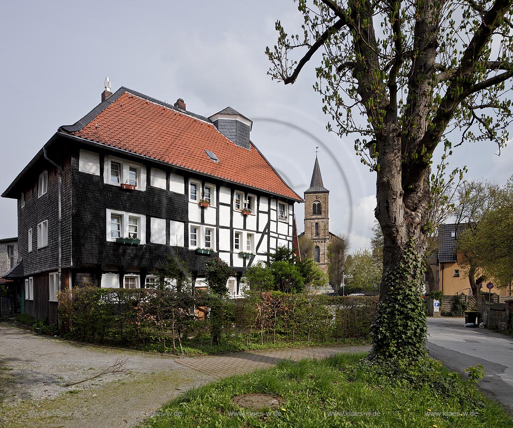 Wuelfrath-Duessel, Nordstlich von St. Maximinus, unmittelbar neben dem Zugang zum Kirchhof, steht das alte Kster- und Schulhaus, welches der EvangelischenGemeinde nach den Glaubensstreitigkeiten im 17. Jahrhundert als Predigthaus gedient hat. 1682 wurde die Fachwerkkonstruktion niedergelegt, instand gesetzt, wieder aufgerichtet und es wurde eine stliche Fachwerkzone mit bekrnendem Trmchen angebaut. Seit alters her wird es "das Haus am Eyser oder Eyserhaus" genannt. Der Name hat wahrscheinlich seinen Ursprung darin, da das Haus unmittelbar neben dem Zugang zum Kirchhof steht. Dieser war, wie bei vielen Kirchhfen, ursprnglich durch ein Eisenrost ber einer flachen Vertiefung im Boden gesichert, welches den frei im Dorf umherlaufenden Tieren den Zugang verwehrte. Der gotische Teil des Gebudes gehrt in die Mitte des 16. Jahrhunderts und ist somit eines der ltesten Fachwerkgefuge im niederbergischen Raum; Wuelfrath-Duessel, old schoolhouse